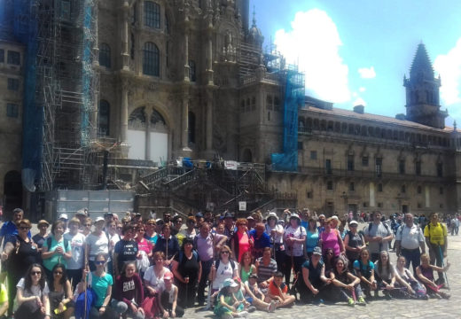 Cen veciños e veciñas de Frades percorren a última etapa do tramo galego do Camiño de Santiago: Arca – Praza do Obradoiro